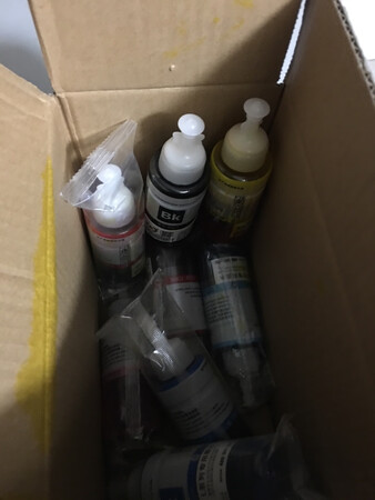 最差的一次购物，慢就不说了，还发一个半瓶的墨水，黄色和黑色都已开封，而且黄色墨水还溢出到外包装纸箱上了，有图为证。你不会说是快递员开封了吧，#商家。