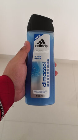 产品包装：包装很完整，有泡沫隔着，一点也没有漏液。就是有点灰，不过擦一下就好了。阿迪的瓶子设计看着很舒服，
产品香味：味道是那种淡淡的香味，闻着很舒服。洗完澡自己都感觉味道很好。
使用感受：用着很舒服。一直用阿迪的，习惯了。很不错。
泡沫数量：泡沫适中，很容易出泡沫，也很容易。冲洗。大品牌就是不一样。
其他特色：双十一活动时购入，秒杀加满减，还用了优惠券。价格很实惠。不错。不到三天就到货，京东快递真的很棒。