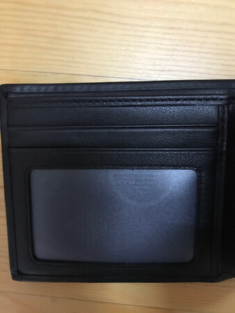 钱包皮质很软手感不错 颜值也偏高 内部四个边角处做工很差压得不平瑕疵挺多的影响美观 右边放四张卡特挤不易拿取 整体偏厚重 空包状态下比我之前那个放四张卡还要厚 当然毕竟内里真皮无可厚非 活动接近半价到手总体还算满意