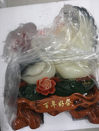 摆件大器，送给同事新婚之喜。同事很喜欢。初次收货摆件有损坏，客服态度很好，并且帮忙快速处理并帮忙重发。感谢店家的快速处理，礼物能在同事新婚大喜之前到货。