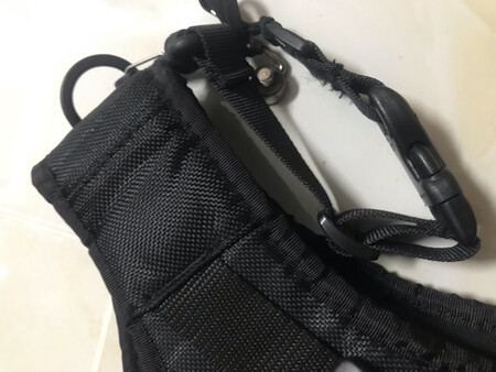 双机位拍摄必备的背带，背负感觉特别的好，使用切换很简单。日常跑动都没有问题，唯一的缺点就是原厂快装板螺丝质量有些不好，很容易滑丝。不得已已经用了其他螺丝替换。整体做工不如几年前的第一代产品。但基本满意。很不错。