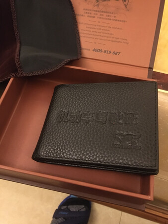 京东快递一如既往的快速，当天下单第二天就到手了，迫不急待打开箱子逐一核对，包装和商品都完好无损，活动价购买非常划算，皮质柔软细腻，非常适用，高端大气上档次，很喜欢很满意，京东自营商品质量有保障，值得信赖，推荐购买！