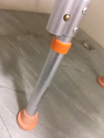 这是买到养老院给家人用的。颜色很喜欢，橙色充满着朝气，阳光，老人家看了也倍感舒服舒心。坐的位置够大，老人比较肥，屁股大，位置也够，好像量身订做一样，很好。坐的位置设计也很好，不是光滑的，增加摩擦力，不会滑。而且有洞洞，便于水分的流走，总之就是好。