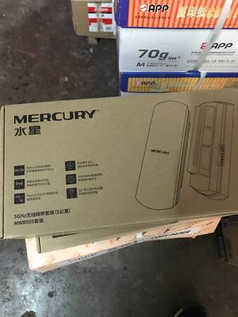 水星wm505无线网桥。单位要安装监控设备，安装摄像头的地方不方便走明线，而且拉线太过麻烦，于是准备才用无线传输方案。无线传输就使用水星的这款网桥了。送货还是一如既往的快，包装非常稳妥。价钱也算便宜。包装里配件齐全，连扎带都有附送。根据说明书安装，简单方便，很快就装好了。实际使用，传输距离长，相隔百米，信号还很强。传输速率也很快监控图像即便没有延迟，显示效果非常好。一次非常满意的购物。