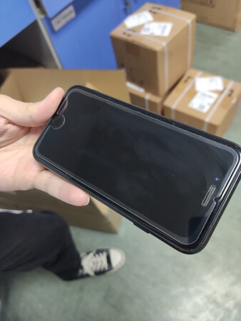 这么差的质量，也能卖的出来？完美的留下四条大白边，这店家恐怕是来刷差评的吧？
贴合度：不能更差