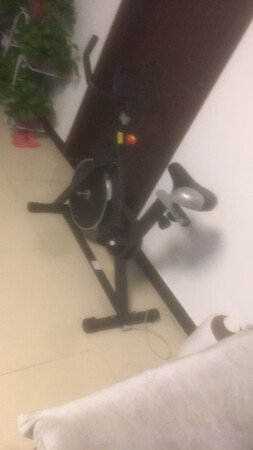 安装很简单，老公给安装的，但是行驶里程特别的短，后来买了同款阿尔郎的，能跑四十多公里，原本不想在~上面买，觉得怕电池有问题都无处诉说，可是这个看着是25公里，其实要在特定的环境特定的路面特定的体重下才可以达到，觉得好像超过11斤了吧，反正我知道106斤的女生，把它折叠后还真有点小费劲呢！出不去远处，买来骑着去娘家用！北京的公交车允许小滑板车上去，只能坐地铁了
