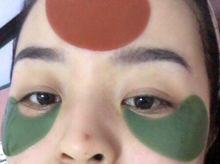 使用感受：以前都是找~买的眼膜，这次双十一从京东看了很便宜，领完券才100出头，直接入手两盒，非常好用的眼膜，我很喜欢，一般都是贴在面膜下面，这样方便我这样的懒人，强烈推荐，比~便宜，还货真价实，给京东点赞
