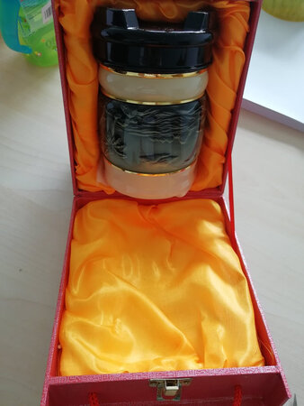 看到实物很惊喜，包装礼盒质量不错。通体内里都是类似玉的材料，很有档次。
