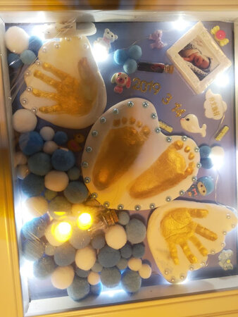 宝贝可以说是非常棒啦！之前剃了胎毛孕婴店推荐的胎毛纪念品，又贵又没啥意义，这个可就不一样啦！我比较贪心，手手脚印都想留下，多拍了一袋印泥，结果原来的一袋60克就足够了，超级好制作，极力推荐！