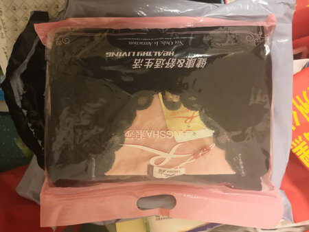 给爱人买的保暖内衣，款式很潮流，时尚美观，她很喜欢，弹力足，黑色大气金典，非常愉快的一次购物