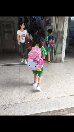 很可爱的一款书包，适合小学生，等了很久才等到特价，女儿很喜欢值得购买！