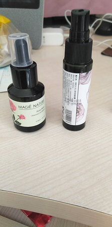 很清淡纯香～不错的护肤品，送的纯露也好闻，之前想买来着～又怕不好用，看了很多评价，还是不错的，商家也用心，包装很有品位，打开用了之后，感觉还是不错的～