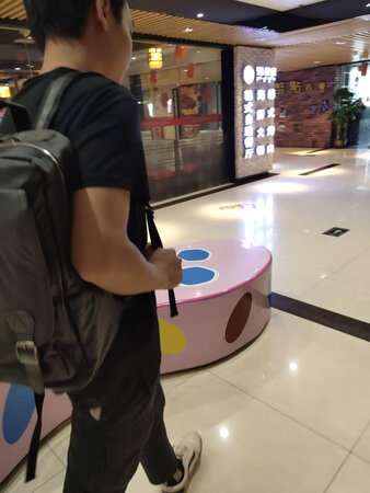 包包收到了，上班装个电脑也是可以的，肩带设计背着舒服，出去玩做旅行包也是ok的，背了两天了，质量不错