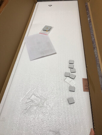 外观样式：很大的一面镜子，是圆角的，比较安全。
成像效果：很清晰，没有凹凸。
适用空间：适合家里空间紧凑的，可以贴在家里墙上，