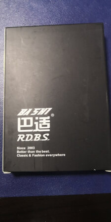 非常轻薄的卡包，容量却不小，放进去七八张卡非常方便