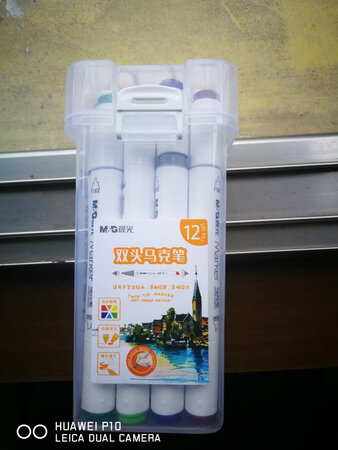 做工质感：还好，没有想象中惊艳，之前幼儿园要求买，就去当地批发市场到处都没找到晨光的，只有别的牌子，包装和这个一样，只是牌子不同，说实话没有太大的区别，除了价格贵些，没有感到什么不同，我想下次还是就当地买，性价比更高。
颜值包装：这种盒子装的非常方便，设计合理，便于收纳和带走。
顺滑程度：可以的，不过马克笔弄到衣服上就恼火了，手上的话可以用酒精擦，反正没有水溶性彩色笔方便。
手感：还好，比较大
字迹粗细：粗细都有。
其他特色：赠品比较多。