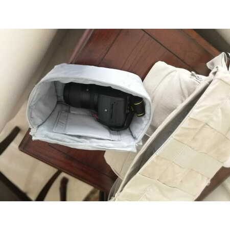 做工很好，空间安排很合理，一个套机，另外加一个镜头，还有零碎的配件能轻松搞定