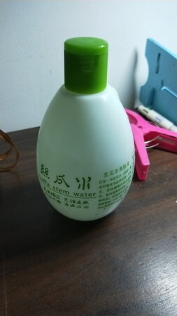 不错，已经用半瓶了，很容易吸收，不油腻，夏天用，挺合适的