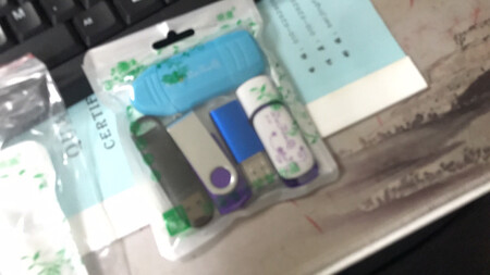 外观材质：这家店的u盘还是不错的，外观很多样，价格也比较实惠。买来内存不大的，主要是平时用来投标用的。很方便。而且发货速度也很快。内存也是什么样的都有的。我买了很多次了，一次买20个左右的，大家不要错过。五星好评！棒棒