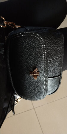 皮质手感挺好的。五金件也不错。我最喜欢的地方还是它的一个分隔有一个拉锁。分类清楚很方便。
