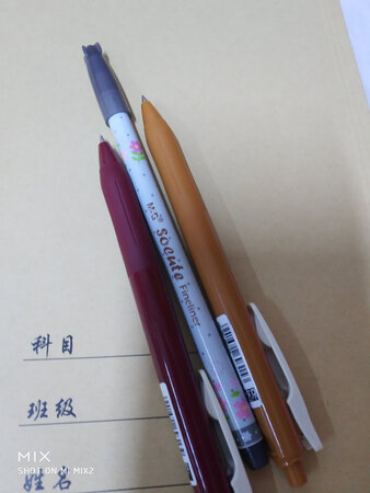 相比之下我更喜欢最早的杜邦纸的那个笔袋，拉锁好