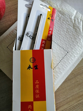 这个是公司仓库里的常备办公消耗品，说实话比很多品牌的原装替芯都要好，价格又相对比较便宜，也易于保存，可以大量囤货。
做工质感：用材优良，工艺精良。
顺滑程度：出墨稳定，不易出现断墨或者渗墨的现象，书写顺滑。
字迹粗细：线条粗细表现稳定，不会忽大忽小。