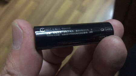 从来还没有用过这个牌子的电池，以前都常用南孚、金霸王、超霸等霸气十足的牌子，这次趁有满199-100的活动入手了，先用一段时间建立起对这个品牌一些基本的认识。外观上与普通电池无大差异，只是掂量了一下，比一般的碱性电池要轻一些；厂家包装比较人性化，专门准备了一个8节电池的塑料盒，免去了消费者的很多烦恼；计划给儿子上机器人课时使用，毕竟那比较耗电，看看这款与普通碱性电池比到底有何优势。使用一段时间后再来追评。