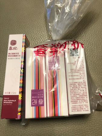 自带按摩头，买一支还送三瓶小样。划算