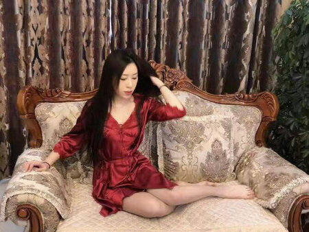 挺舒服的，很性感。颜色比想象的略微暗了些。不过正合我意。老公心心念念非要送一套给我。