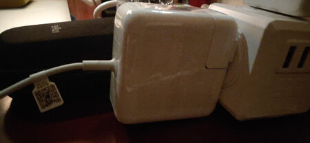 外观设计：跟原装一样
使用效果：总体来说还不错便宜了不少，但是稍微有点发热现象。问过客服后属于正常范围内。用了几天还挺好。
其他特色：充电肯定没有原装快。但是价钱在这呢，性价比比较高了吧。还有赠品。挺好。