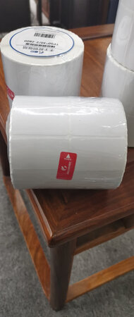 货收到了，质量没得说，一直都是在这家买标签，厚度适中，不像有的牌子的标签很薄，贴上去都能透着看，这家就完全没有这方面的问题，标签也干净，没有异味，而且京东送货很及时，不像别的店还要等几天，非常推荐给大家！