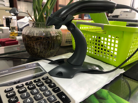 上线了新办公系统，听说其他兄弟单位可以已经实现这样的扫码辅助办公。我们也赶紧买来试试。一开始看不懂说明书，还把线接反了，研究了半天，终于摸索出来。收银员正式上线哈哈。试用了两天，很不错的东西昵，众多单据中扫码立马提取信息，工作效率指数级上升。又下单了两个，办公室三台滴滴滴！