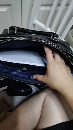 包包实物描述的一样，手感特别细腻，是正品，五金链子都很有质感，跟便宜的就是不一样，这个价位物超所值，皮子很耐脏，也不怕刮，超级能装东西，值得购买，大小也刚好，皮质摸着也很舒服，打开没有异味，包装也很精致。