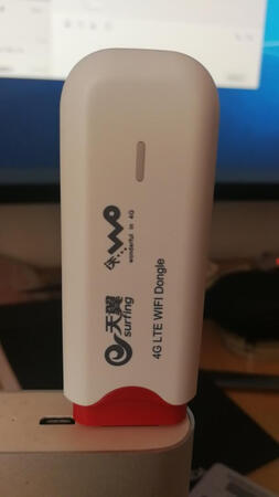 好用不贵，速度不错，目前使用十分钟，微热