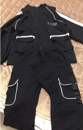 衣服质量很好，但是好像偏大一码，要明年才能穿咯。