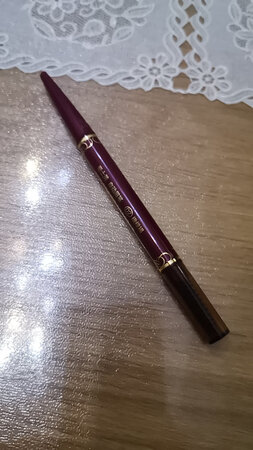 这款眉笔真的很好用，而且特别柔和，颜色也特别适合咱们普通的女生。也不会显得特别的不自然，是我这么长时间以来用的最棒的一只，推荐给大家。搞活动的时候买特别的合适。