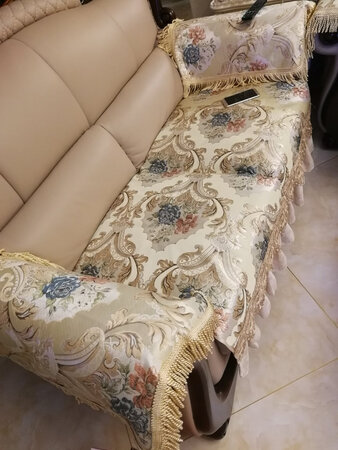 单品看起有一点点花，不过铺上还是蛮好看的，背面有防滑颗粒，加上边角塞进沙发里面，挺防滑的，效果还是不错，准备把后背也一起买了。