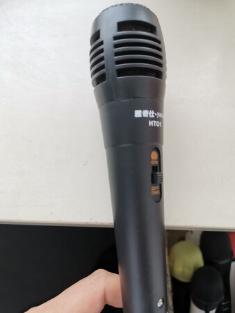 下单后，卖家很快就发货了，没几天就收到了。话筒还可以，不过线有些偏细，长度虽是3米的，但依然不够用的，自己又单独买了条长点的线。话筒音量不是很大，也不知是什么原因。。。毕竟价格在那里放着呢。。