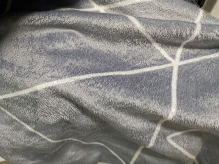 触摸手感：摸上去很柔软
颜色图案：颜色图案很大气
面料材质：软软的感觉挺好
产品包装：包装到位，商品收到时没任何损害
其他特色：快递小哥服务非常好