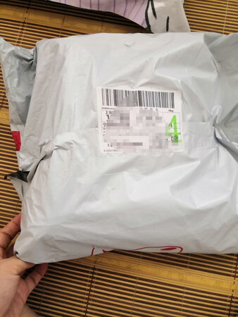 这包装也太简陋了些，小玩偶也是缝的歪歪扭扭的，有轻微使用的痕迹，整体看起来应该是别人退货回去的，但是不耽误使用还是好评吧！