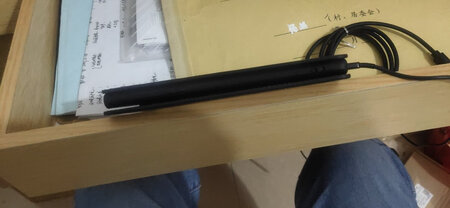 手机外壳很厚，装个三星note9放里面，保守诂计最小有1.5cm厚。再一个就是这设计也够土了，手机往里一装就活脱脱一老年机。这也是我见过最坑三星的一个产品，不知李在镕见到会不会吐血？