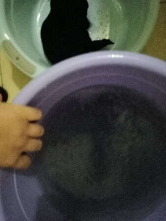 洗了一个月，掉色还是这么严重，客服问工厂问了一天不回复，还很理直气壮，请告诉我，我该怎么办？
