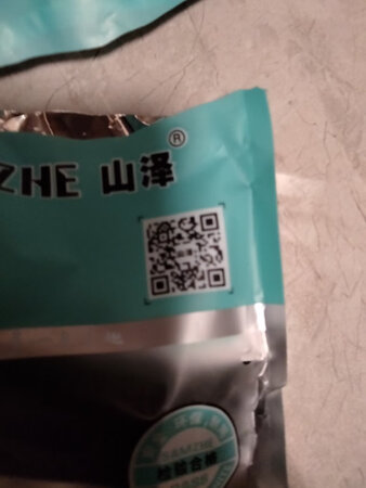 在日常生活中，经常会遇到网线不够长的情况。按照理论，网线是不能接的。实践证明，网线不够长是可以接的，首选山泽网线连接头：网线不够长，用网线连接头就能解决问题。把不够长的网线一端做好水晶头，直接插到连接器上。另一端，再用水晶头连接另一条网线。使用连接头，解决网线不够长的方法简单，而且效果比较好。5类6类7类网口都能适用。