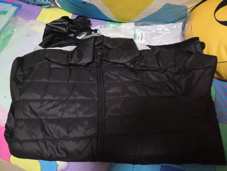 这个价位真的很实惠，物流就算是调货也很快，拿到手摸着很舒服，不亚于大品牌商场好几百的，穿着也很合身，我到手这件做工还可以，信赖京东。