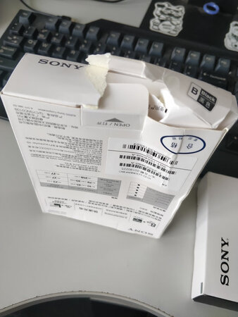 快递员素质和行为恶劣到极点。1、不送货上门，谎称POS机楼内没有信号，谎称楼下保安不让进，死活不进楼；2、不让验货，威胁客户验货就拿回；3、私自退货，不让验货后说“按照他们规矩”将货物拿回，导致该单退货；4、投诉后继续撒谎，明明说了可以上楼，只要收找“某某房间某某”即可上楼，却跟负责投诉的客服仍然撒谎说保安不让进；5、从未道歉，负责投诉的客服和他们站点的负责人都向我道歉了，我很感激，但他们没有犯错，反而犯错的人一直刘旭日一直没有道歉；6、再次下单送货后语气态度恶劣，仍然不送货上楼，还态度恶劣的让“快点”，同事下楼取货还要看他脸子；7、商品包装损坏，一件物品的包装有破损，这难道就是你们快递员不让验货的原因吧？


一直以来在京东都有很好的购物体验，尤其京东的物流，非常让人称赞，但这次真的很让人气愤。希望京东在用人上能严格把关，不要让个别素质低下、谎话连篇的人员算坏贵公司形象和商品销售。这次经历之后我不会轻易再在京东购物，因为不想跟这种行为恶劣的快递员打交道。