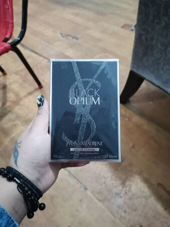 真的很好闻，我是在商场里试过的，还担心会不一样，结果没失望，不过还没有拿到专柜去验货！毕竟自己不是太懂行