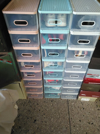 质量不错，也比较好安装，唯一的缺点就是有点


小，女士鞋还行，男士旅游鞋放着有点挤。