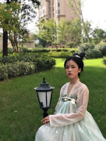 非常好看，穿的很舒服，而且一点都不热，非常推荐，谢谢店长，一次非常非常满意的购物。