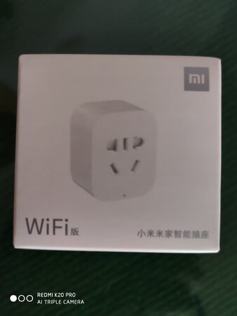 米家插座在一代的基础上，可搭配小爱同学使用，实现语音控制家电开关，例如将风扇接入智能插座，通过插座开关风扇，呼唤“小爱同学，打开插座”便可开启风扇。此外，米家智能插座还可以定时开关，科学管理电器的使用时间等。