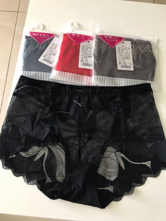 内裤面料柔软舒适，刚刚拿去退水，遗憾的是，黑色和红色掉色严重，贴身衣物掉色那么严重，都不敢穿了